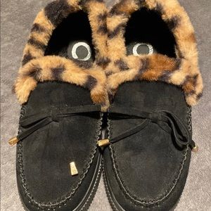 Black slipper with leopard trim